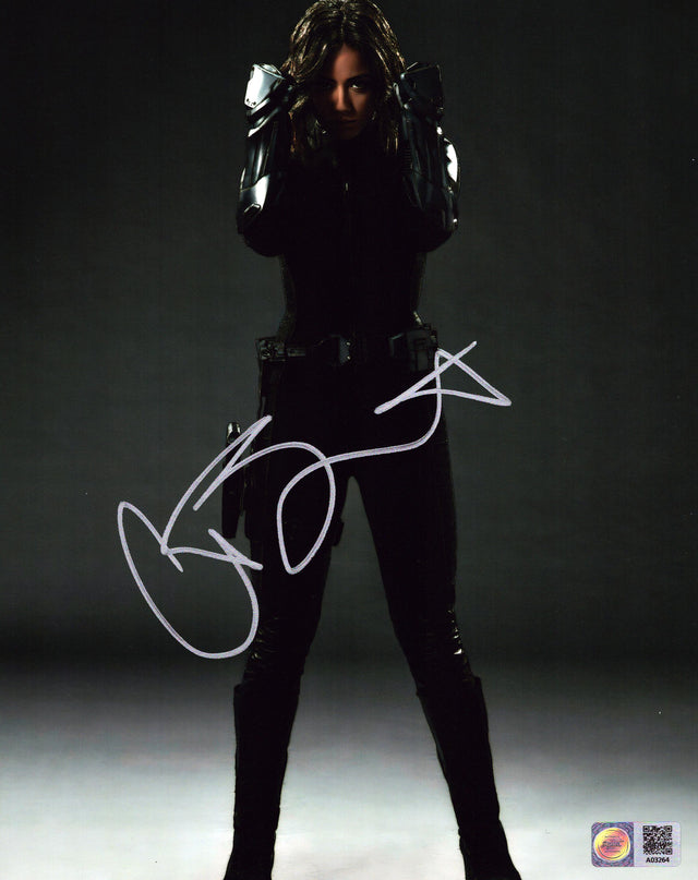 A signed Chloe Bennet Signed - Photos - 8x10 — B - 8x10 Photo