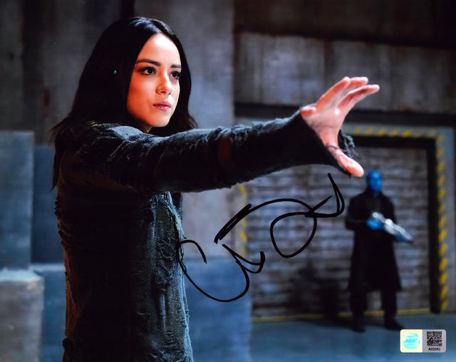 A signed Chloe Bennet Signed - Photos - 8x10 — D - 8x10 Photo