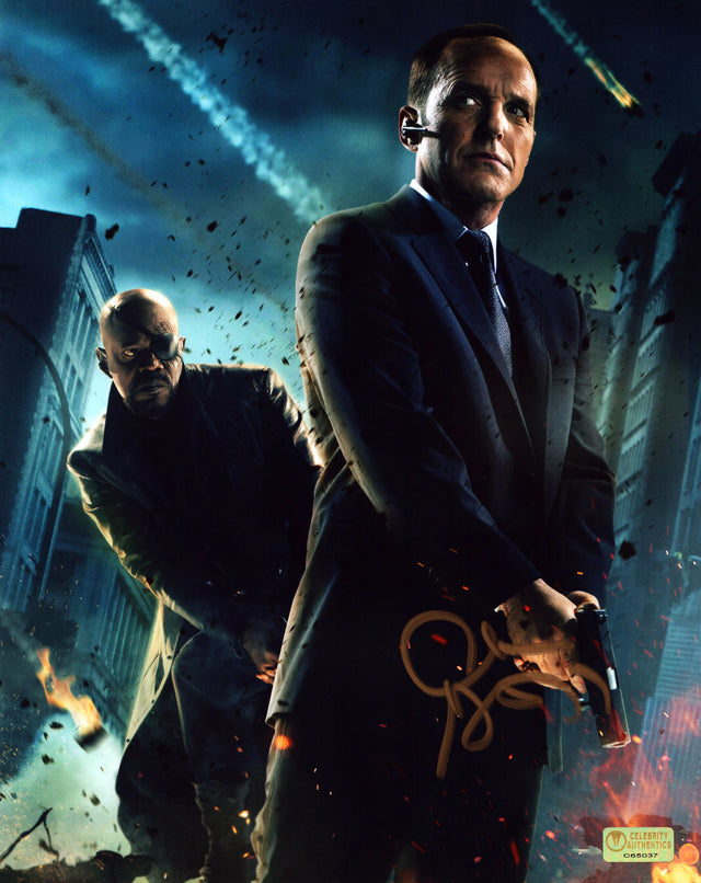 A signed Clark Gregg Signed - Photos - 8x10 — D - 8x10 Photo