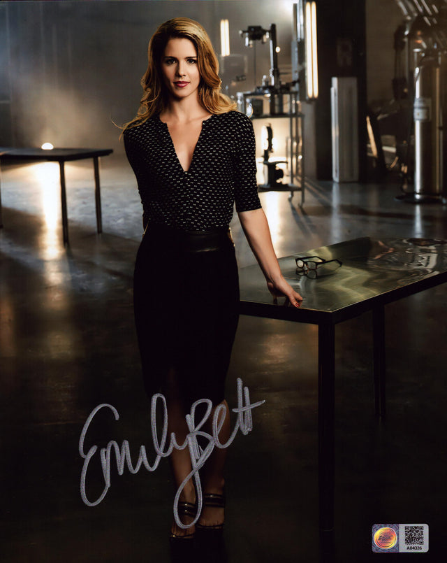 A signed Emily Bett Rickards Signed - Photos - 8x10 — A - 8x10 Photo