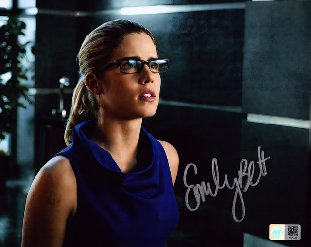 A signed Emily Bett Rickards Signed - Photos - 8x10 — B - 8x10 Photo