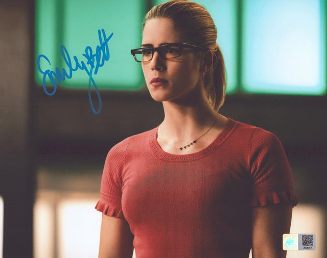 A signed Emily Bett Rickards Signed - Photos - 8x10 — C - 8x10 Photo
